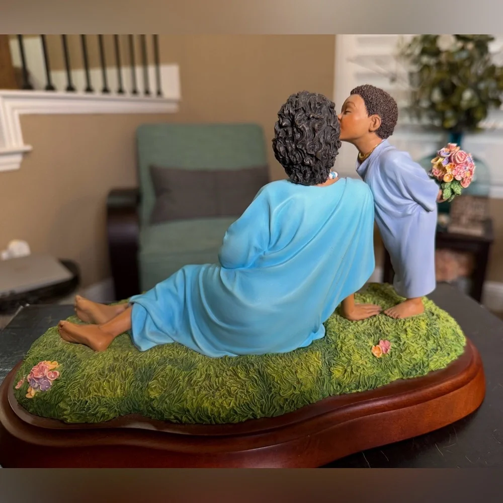Planting a Kiss Figurine‎ - Thomas Blackshear Collectible
